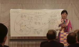 地図で講演中のバイマーヤンジンさん