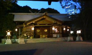 東郷神社とセコムのビル