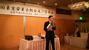 沢山の商品を説明するダンデーな安来市役所職員
