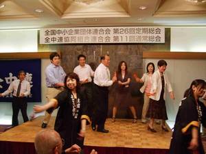 よさこい音頭で盛り上がる参加者
