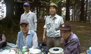 峰山山頂で炊事をする男性軍