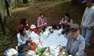 峰山山頂で休憩する女性軍
