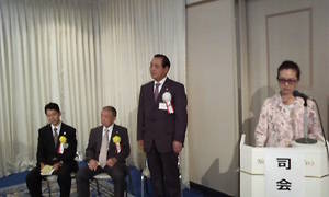 司会の横尾さんから紹介される金田連合会長