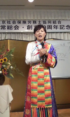 迫力のある歌声で魅了するバイマーヤンジンさん