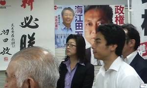 司会の猪爪都議と横顔の栗下都議