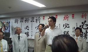 カンバローの唱和をリードする栗下善行さん