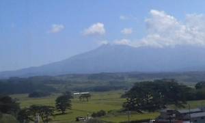 象潟の坩満寺と鳥海山を望む