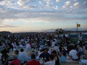 雄物川の河川敷を埋め尽くす人々