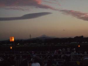 打ち上げ前の夕景、遠くに「鳥海山」が見える