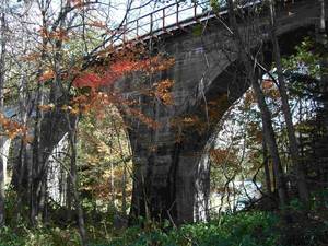 糠平湖畔の眼鏡橋と紅葉