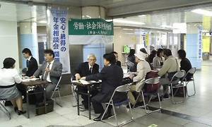 地下鉄飯田橋駅コンコースでの街頭相談風景