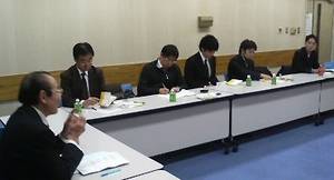 真剣に勉強する若手たち