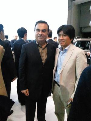 参加者と記念撮影するカルロスゴーンさん