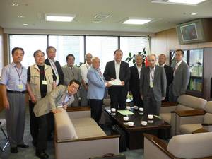 細川厚生労働大臣を囲んだ全中連の役員