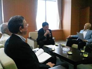 金融庁の田村謙治政務官を囲んで