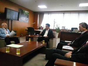 経済産業省で高橋千秋政務官に要望する和田会長