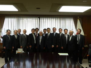 大畠経済産業大臣と全中連役員全員写真
