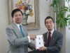 長友調布市長から近藤安来市長へ贈呈された見舞金