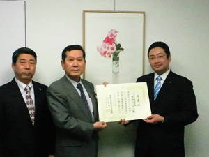 野沢啓介千代田区議会議員に推薦状を渡す恩田と家村さん