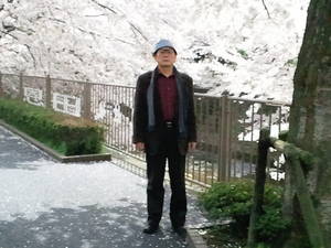 恩田川の柵に浮かぶ文字と恩田本人