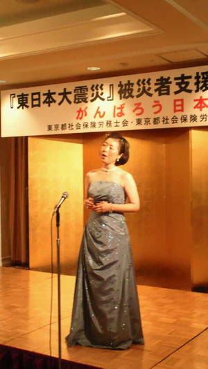 熱唱する松堂さん