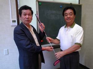 優勝商品の授与　松原氏から恩田へ