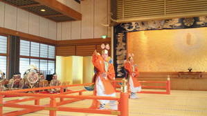 雅楽に合わせて舞う若手職員