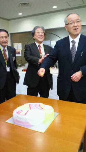 ケーキカットをする笠井室長と諏訪氏と平野先生