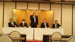 千代田統括支部の役員と挨拶する「段下支部長」