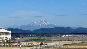 左に情報科学高校と大山の遠景