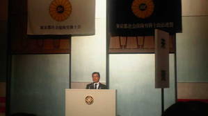 懇親会で就任の挨拶をする大野実新会長