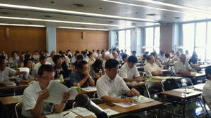満員の電設健保会館会場