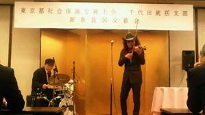 演奏する穴澤雄介さん