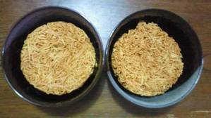 お湯を注ぐ前、左手作り、右工業作り