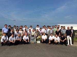 富岡駅前の慰霊碑前で