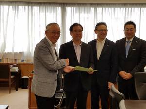 中小企業長官に要望書を渡す峰崎全中連会長