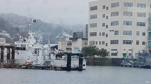 雪に煙る横須賀軍港